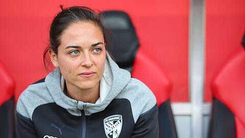 Die Trainerin Sabrina Wittmann aus Ingolstadt sitzt vor Spielbeginn am Platz.