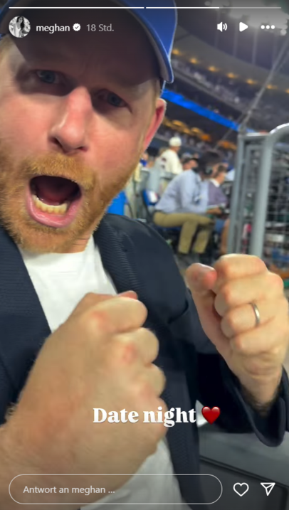 Prinz Harry jubelt während des Baseball-Spiels zwischen den "Los Angeles Dodgers" und den "Toronto Blue Jays" euphorisch in die Kamera. Seine Frau Meghan und er ließen sich – trotz Buh-Rufe – die gute Laune nicht nehmen. Prinz Harry jubelt während des Baseball-Spiels zwischen den "Los Angeles Dodgers" und den "Toronto Blue Jays" euphorisch in die Kamera. Seine Frau Meghan und er ließen sich – trotz Buh-Rufe – die gute Laune nicht nehmen.