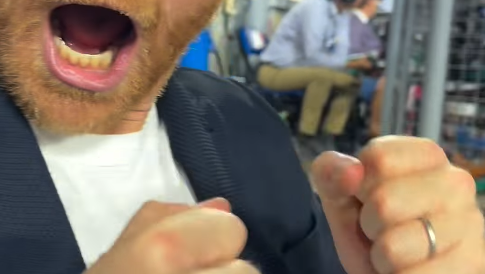 Prinz Harry jubelt während des Baseball-Spiels zwischen den "Los Angeles Dodgers" und den "Toronto Blue Jays" euphorisch in die Kamera. Seine Frau Meghan und er ließen sich – trotz Buh-Rufe – die gute Laune nicht nehmen. Prinz Harry jubelt während des Baseball-Spiels zwischen den "Los Angeles Dodgers" und den "Toronto Blue Jays" euphorisch in die Kamera. Seine Frau Meghan und er ließen sich – trotz Buh-Rufe – die gute Laune nicht nehmen.