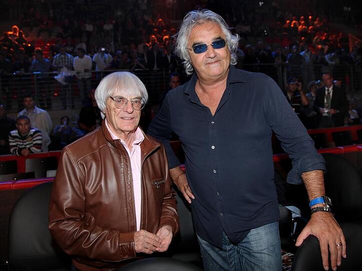 Flavio Briatore (r) und Bernie Ecclestone besuchen im Juli einen Boxkampf am Nürburgring.