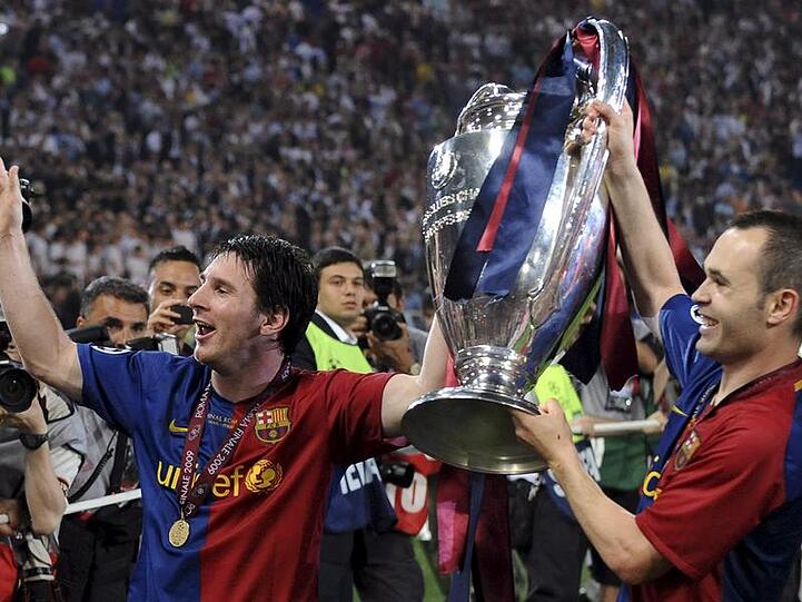 2009 holte der FC Barcelona den Pott: Lionel Messi (l) und Andres Iniesta feiern.