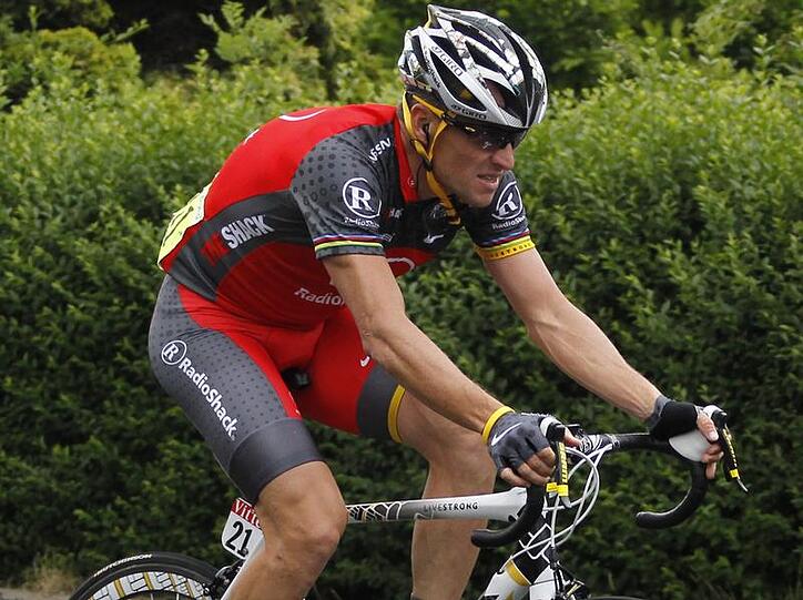 Lance Armstrong tritt mächtig in die Pedale