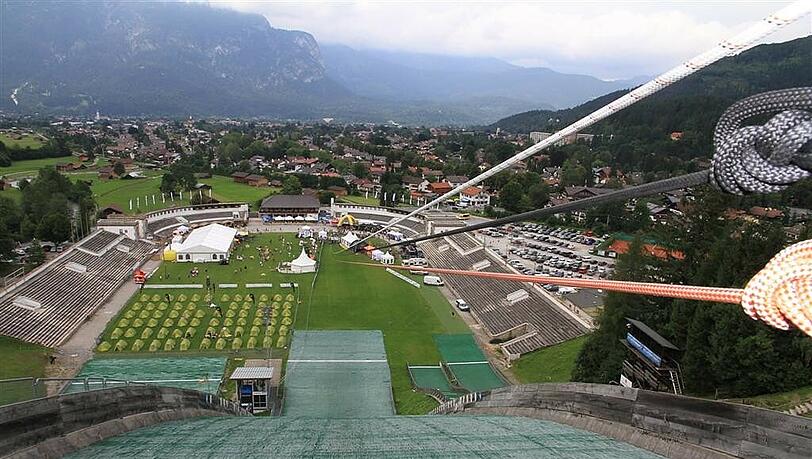 Das Wahrzeichen: Die Skisprungschanze in Garmisch-Partenkirchen. Das Wahrzeichen: Die Skisprungschanze in Garmisch-Partenkirchen.