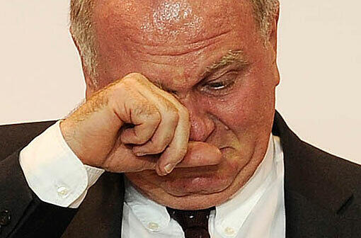 Man sah ihn selten so gerührt: Während der Rede von Rummenigge bricht Bayern-Präsident Uli Hoeneß in Tränen aus.