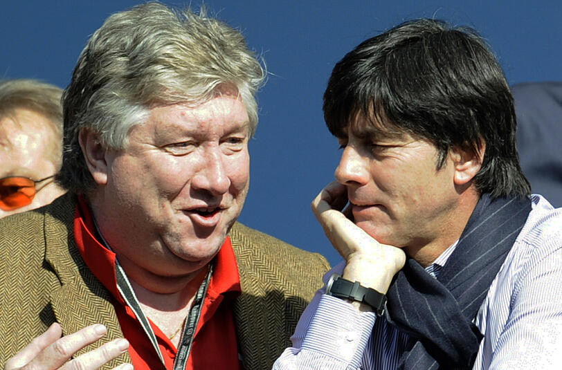Ex 96-Spieler Dieter Schatzschneider (l-r), Bundestrainer Joachim Löw