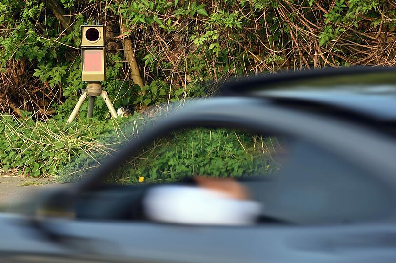 Schneller als die Polizei erlaubt: Raserei auf Deutschlands Straßen führt nicht selten zu tödlichen Unfällen.