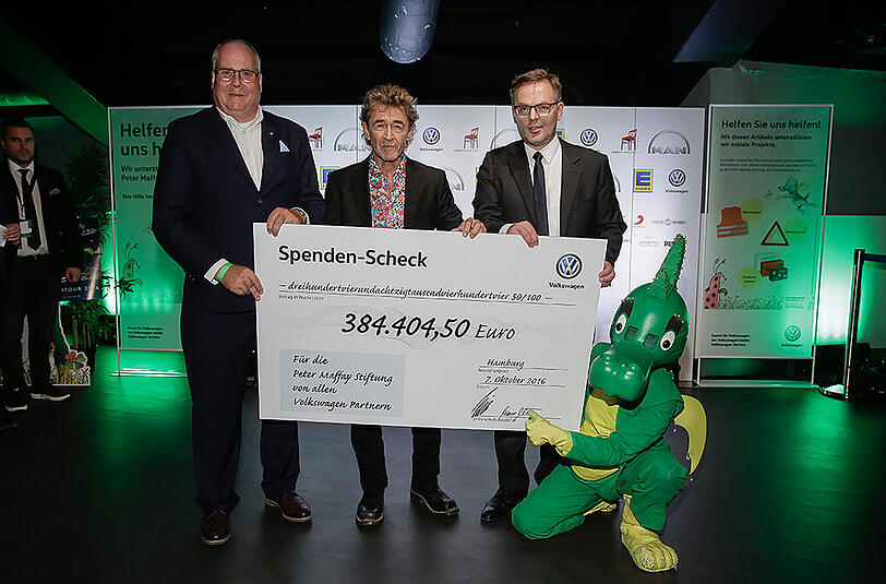 Peter Maffay (m.) mit dem Scheck für seine Stiftung.