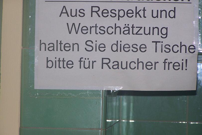 Rauchern geht's in Österreich besser als bei uns. Gesehen und fotografiert beim Heurigen in Niederösterreich von Anita Lübke.