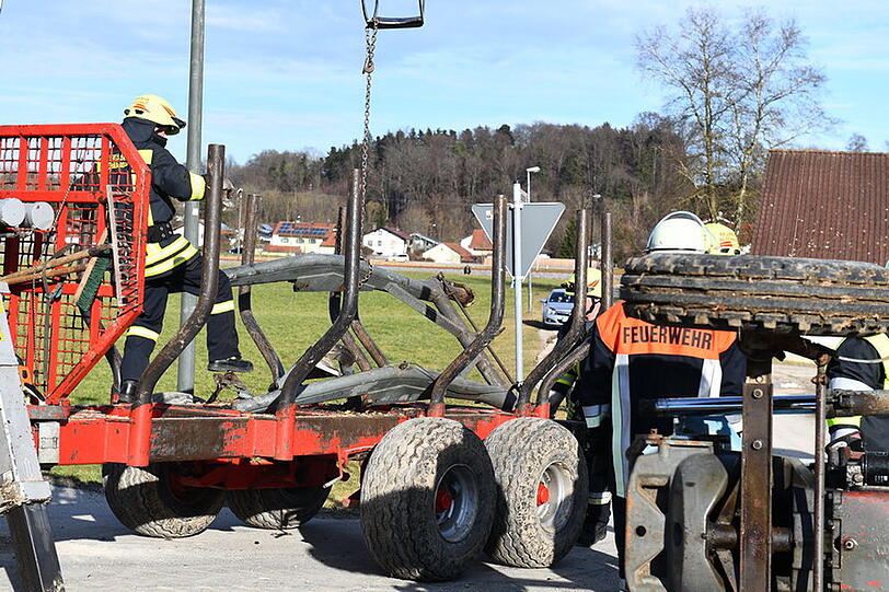 Der Traktorfahrer verletzte sich bei dem Unfall und kam ins Krankenhaus. Der Unfallverursacher hatte über 1,1 Promille.