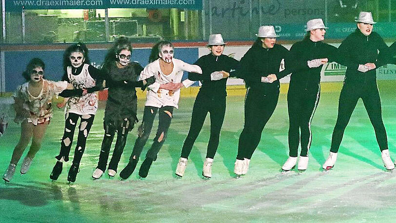 Der Landshuter Eiskunstlauf-Nachwuchs zeigt, dass man auch elegant auf Kufen stehen kann. Der Landshuter Eiskunstlauf-Nachwuchs zeigt, dass man auch elegant auf Kufen stehen kann.