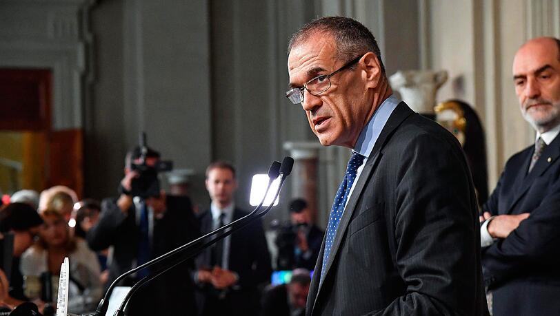 Carlo Cottarelli, designierter Ministerpräsident von Italien, spricht nach einem Treffen mit Präsident Mattarella im Quirinalspalast. Carlo Cottarelli, designierter Ministerpräsident von Italien, spricht nach einem Treffen mit Präsident Mattarella im Quirinalspalast.