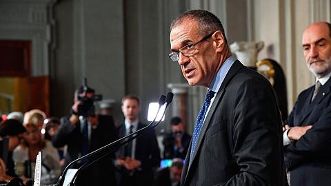 Carlo Cottarelli, designierter Ministerpräsident von Italien, spricht nach einem Treffen mit Präsident Mattarella im Quirinalspalast.