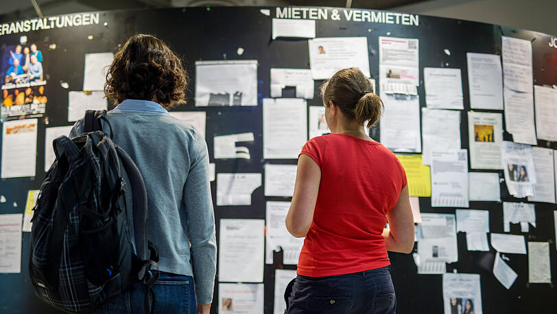Zwei Studenten bei der Wohnungssuche in München. Zwei Studenten bei der Wohnungssuche in München.