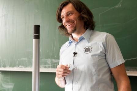 Lehrer Max Dimpflmeier mit seinen Schülern am Gisela-Gymnasium.