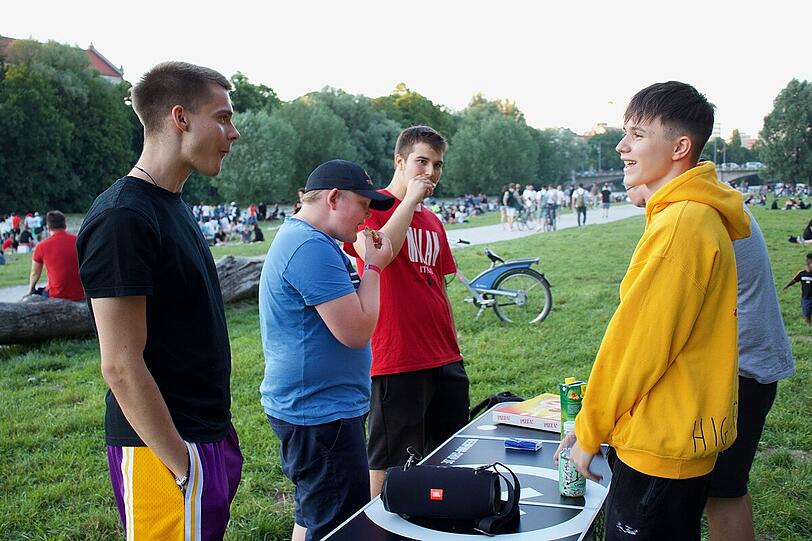 "Es ist schon krass viel Polizei da", finden diese Jugendlichen.