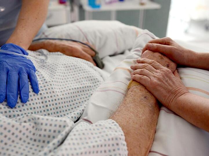 Im Kampf gegen die Personalnot in der Pflege will die Bundesregierung eine bessere Bezahlung durchsetzen, um zu mehr Fachkräften zu kommen.