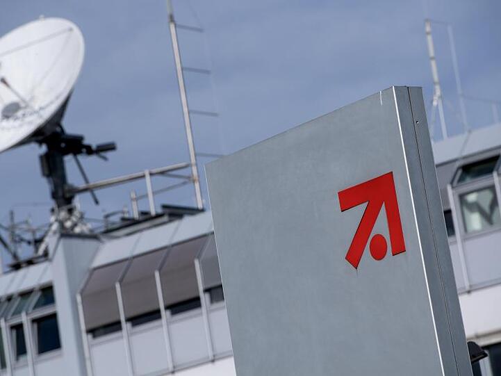 Das Firmenlogo von ProSiebenSat.1 Media AG und eine Satellitenschüssel sind an der Konzernzentrale zu sehen. Foto: Sven Hoppe/Archiv