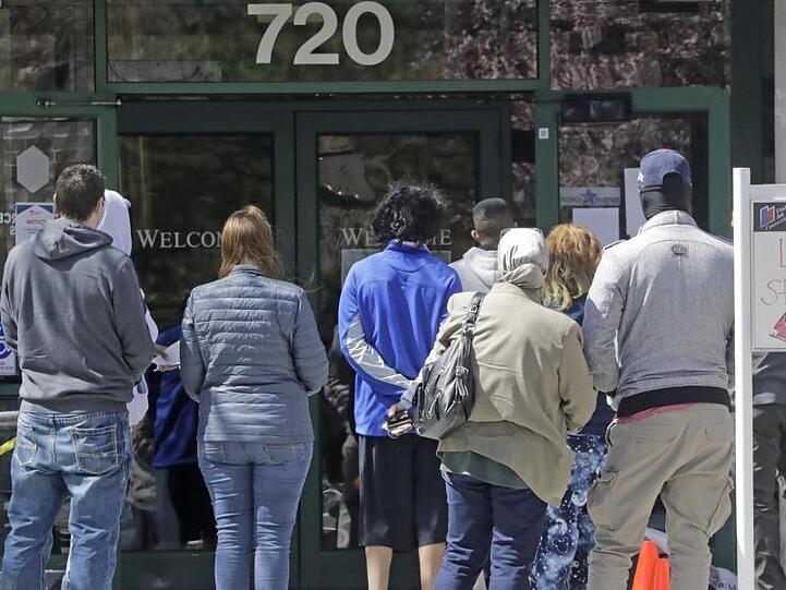 Menschen warten in Salt Lake City vor einem Arbeitsamt.