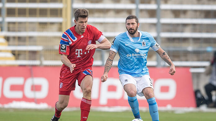 Bayern-Kapitän Nicolas Feldhahn im Zweikampf mit 1860-Torjäger Sascha Mölders.