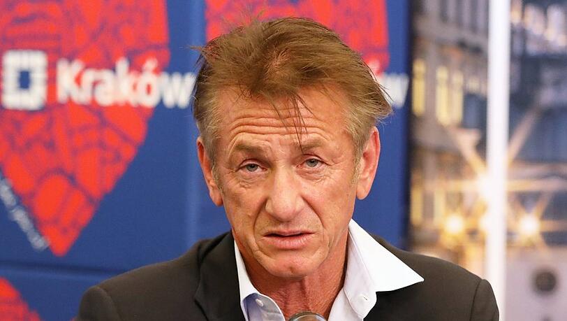 Sean Penn, hier auf einer Pressekonferenz in Krakau, befindet sich derzeit in Warschau, um geflüchteten Menschen aus der Ukraine zu helfen.