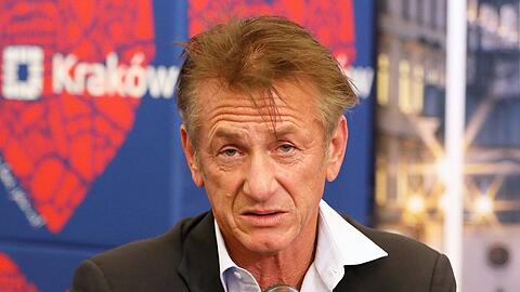 Sean Penn, hier auf einer Pressekonferenz in Krakau, befindet sich derzeit in Warschau, um geflüchteten Menschen aus der Ukraine zu helfen.