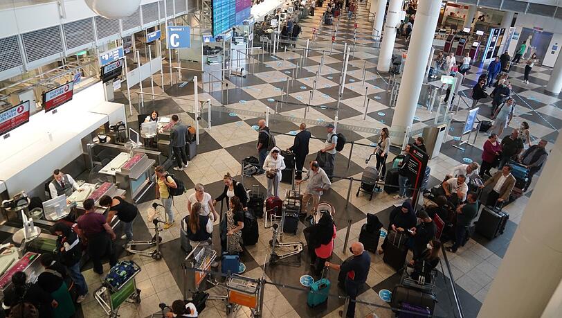 Stimmungsbild im Flughafen München am Montag: Die Koffer sind gepackt und einige wollen verreisen.
