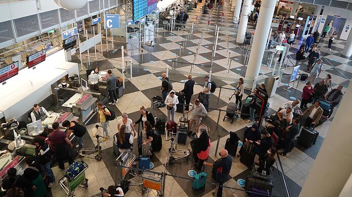 Stimmungsbild im Flughafen München am Montag: Die Koffer sind gepackt und einige wollen verreisen.