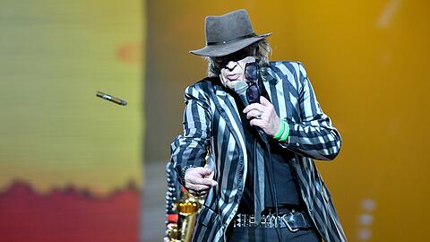 Schlagzeuger werfen am Ende ihre Trommelstöcke ins Publikum, Udo Lindenberg seine Zigarre.