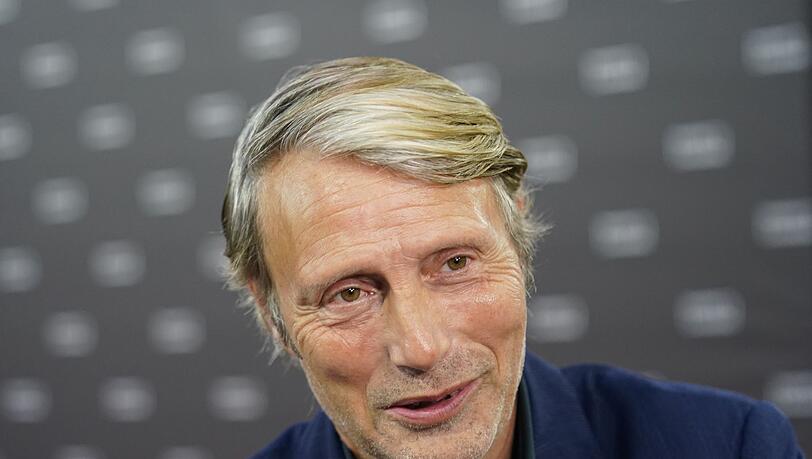 Schauspieler Mads Mikkelsen steht auf dem Roten Teppich.