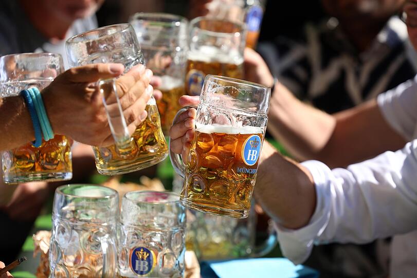 Prost! Am Chinesischen Turm wird angestoßen.