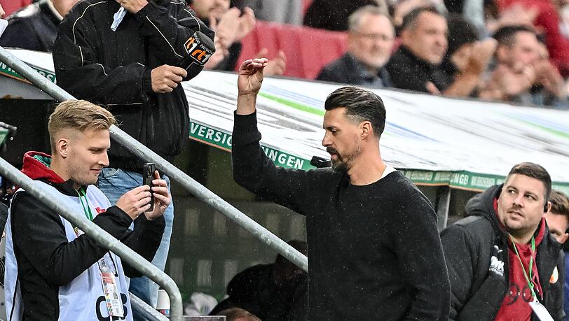 Sandro Wagner reagiert nach dem Abpfiff mit einer Geste Richtung Publikum.