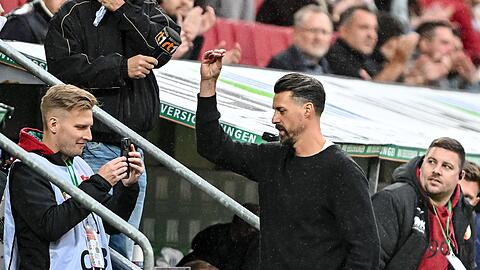 Sandro Wagner reagiert nach dem Abpfiff mit einer Geste Richtung Publikum.