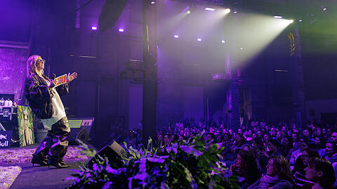 Inspirierende Keynotes und Panels stehen im Mittelpunkt des Festivalprogramms.