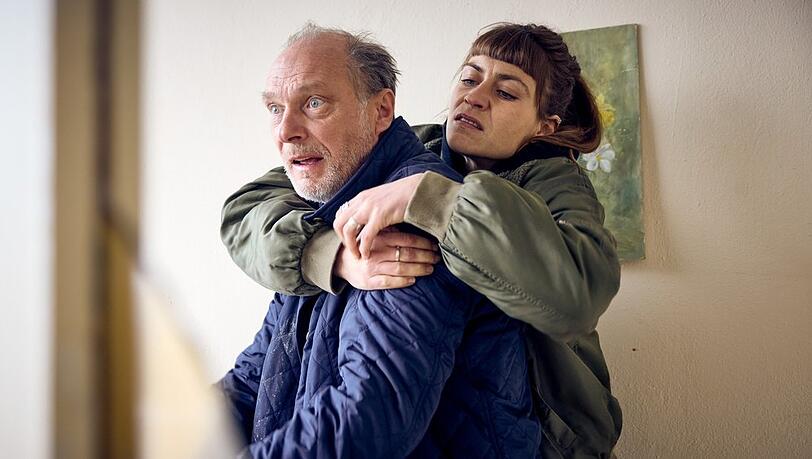 "Stralsund - Jetzt komm ich!": Jule Zabek (Sophie Pfennigstorf) versucht Detlev Schulte (Martin Brambach) zu stoppen. "Stralsund - Jetzt komm ich!": Jule Zabek (Sophie Pfennigstorf) versucht Detlev Schulte (Martin Brambach) zu stoppen.