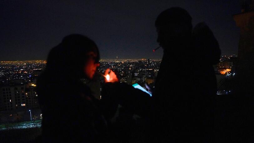 Seit Wochen lebt der Iran im Schatten eines Krieges, der jederzeit wieder aufflammen kann.