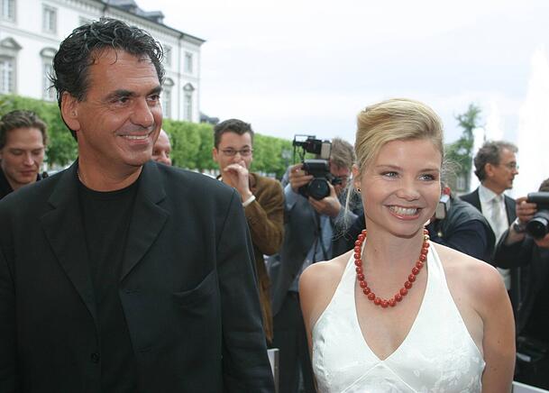 Seit 2002 ist Annette Frier mit dem Regisseur Johannes Wünsche verheiratet. 2008 wurden ihre Zwillinge geboren, eine Tochter und ein Sohn. Seit 2002 ist Annette Frier mit dem Regisseur Johannes Wünsche verheiratet. 2008 wurden ihre Zwillinge geboren, eine Tochter und ein Sohn.