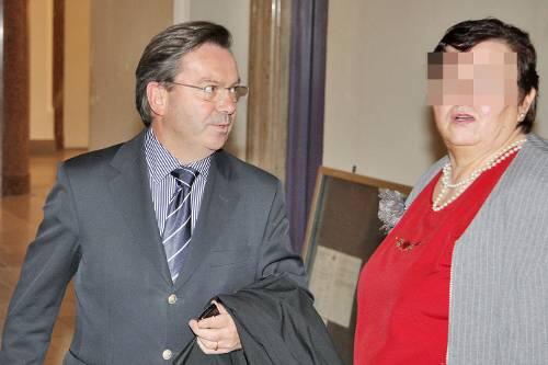 Hochzeit im Knast. Zum Prozess gegen ihren frischgebackenen ehemann kam Angelika H. mit Rechtsanwalt Thomas Dolmany.