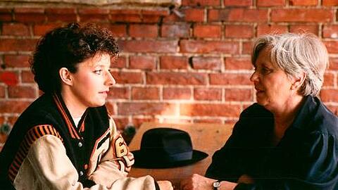 Mutter und Tochter: Ruth Drexel und Monika Baumgartner (li.) in der BR-Serie &bdquo;Zur Freiheit&ldquo;. Die Rolle der starrköpfigen Paula wurde Ruth Drexel auf den Leib geschrieben.