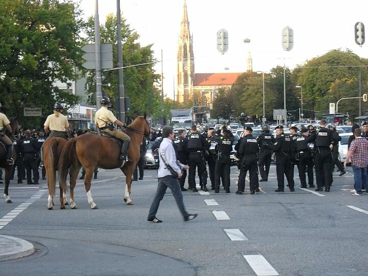 Die Polizei war mit einem größeren Aufgebot von berittener Polizei und Spezialkräften angerückt.