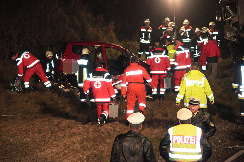 Zwei Tote und mehrere Schwerverletzte bei Verkehrsunfall nahe Ampfing &ndash; Voll besetztes Auto raste in entgegenkommenden Lkw. Die Bilder vom schrecklichen Crash.