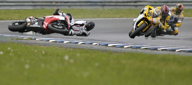 2008: Michael Schumacher rutscht bei der IDM in Oschersleben mit seinem Motorrad von der Piste.