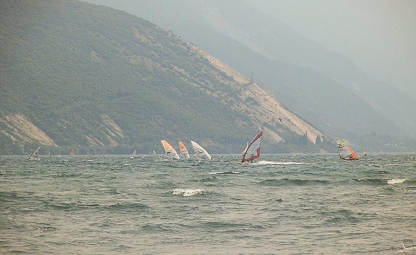 Surfer tummeln sich tagsüber am Gardasee.