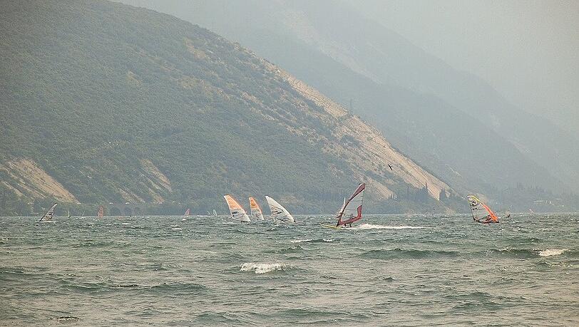 Surfer tummeln sich tagsüber am Gardasee. Surfer tummeln sich tagsüber am Gardasee.