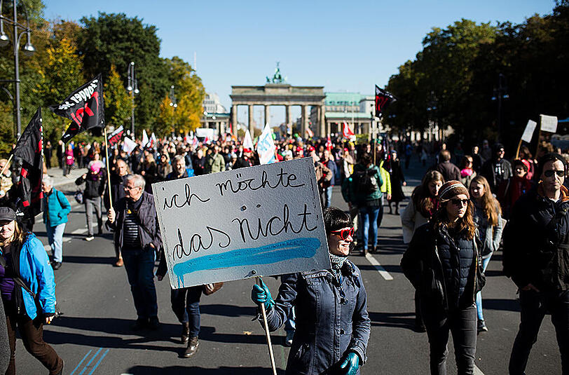 Bilder von der TTIP-Demo in Berlin. Laut Polizei nahmen rund hunderttausend Menschen am Protestmarsch durch die Hauptstadt teil.