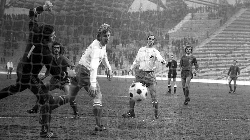 20. Januar 1973: Mit einem 5:3 (3:0) gegen Rot-Weiß Oberhausen startet der FC Bayern torreich ins neue Jahr. Hinten Gerd Müller (Zweiter von links) und Willi Hoffmann (rechts).