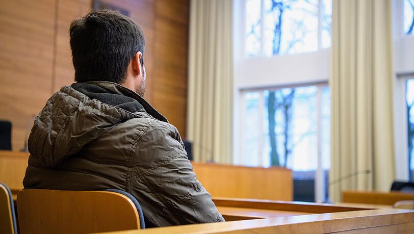 Der Angeklagte sitzt im Verhandlungssaal. Der Angeklagte sitzt im Verhandlungssaal.