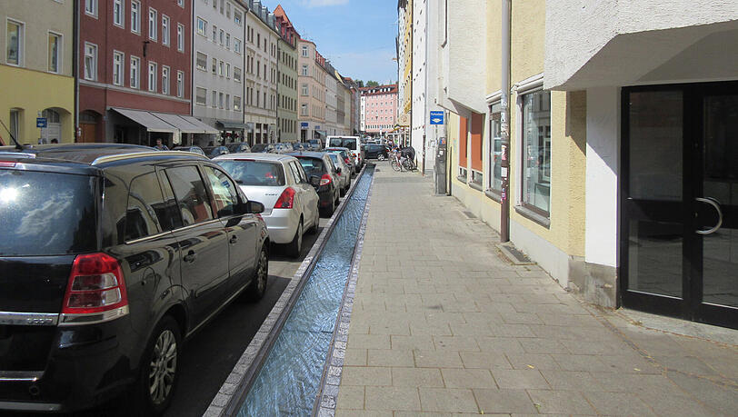 Die Pestalozzistraße von der Müllerstraße aus gesehen: Der Glockenbach könnte auch direkt an den Häusern entlang fließen. In die Hauseingänge ginge man dann über kleine Stege. Die Pestalozzistraße von der Müllerstraße aus gesehen: Der Glockenbach könnte auch direkt an den Häusern entlang fließen. In die Hauseingänge ginge man dann über kleine Stege.
