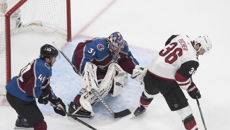 Avalanche-Torhüter Philipp Grubauer (M) verteidigt mit Samuel Girard (l) den Kasten gegen Christian Fischer. Avalanche-Torhüter Philipp Grubauer (M) verteidigt mit Samuel Girard (l) den Kasten gegen Christian Fischer.