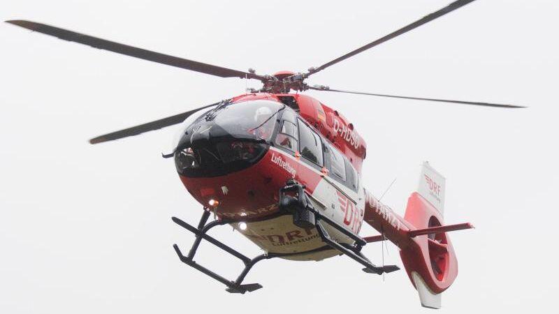Ein Rettungshubschrauber fliegt durch die Luft. Foto: Julian Stratenschulte/Archiv