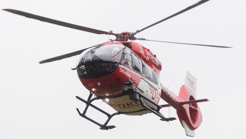 Ein Rettungshubschrauber fliegt durch die Luft. Foto: Julian Stratenschulte/Archiv Ein Rettungshubschrauber fliegt durch die Luft. Foto: Julian Stratenschulte/Archiv